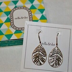 Stella & Dot Filigree Botanical Gold Tone Drop Earrings